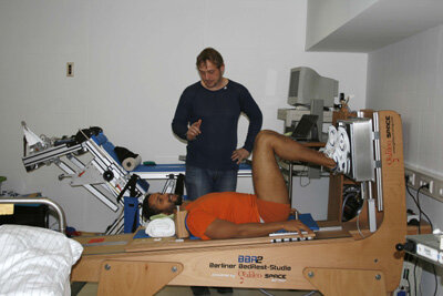 Schwitzen für die Forschung: Proband beim Vibrationstraining