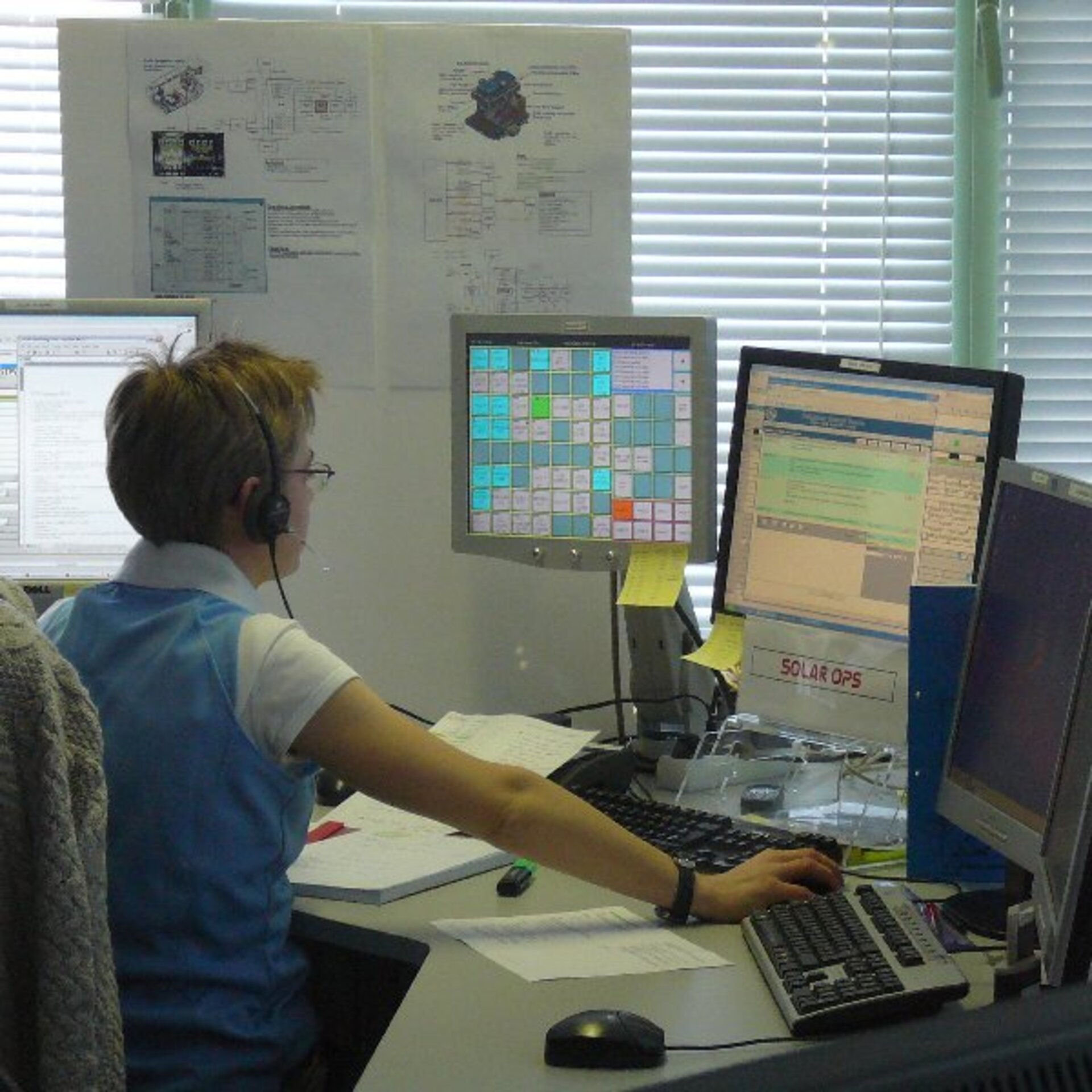 Vanuit het B.USOC volgen operatoren het instrumentenpakket SOLAR