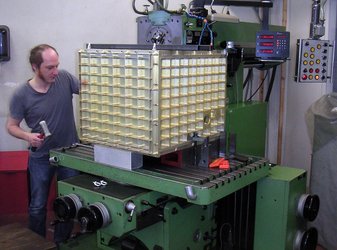 Sascha Häusler från Universität Bern gör de slutliga finjusteringarna på masspektrometern