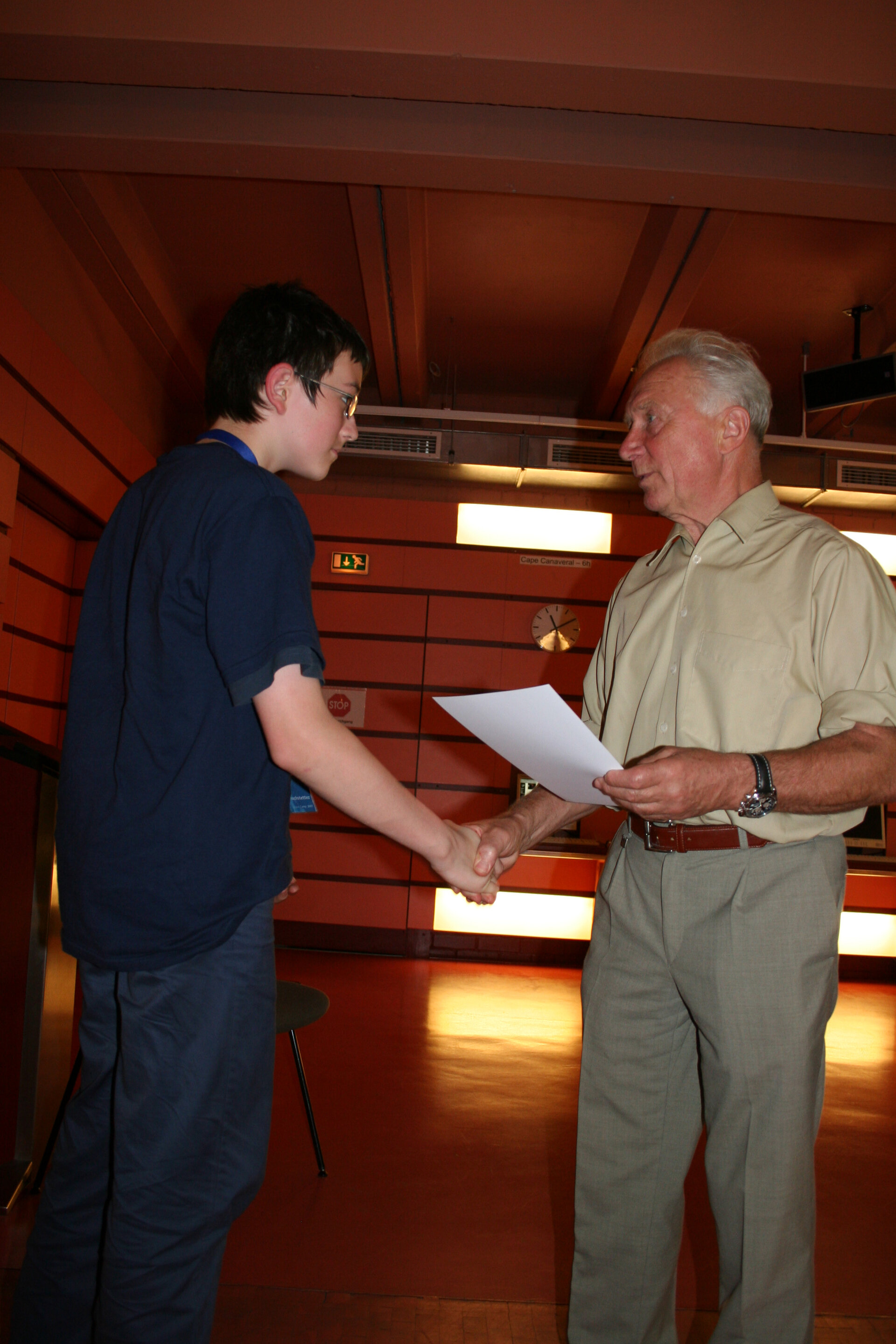 Astronauten-Diplom aus der Hand eines berühmten Kosmonauten