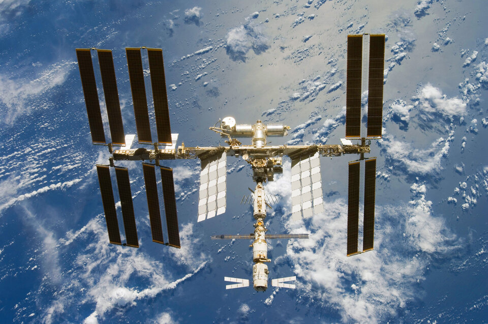 Comparisons between factual and fictional space stations