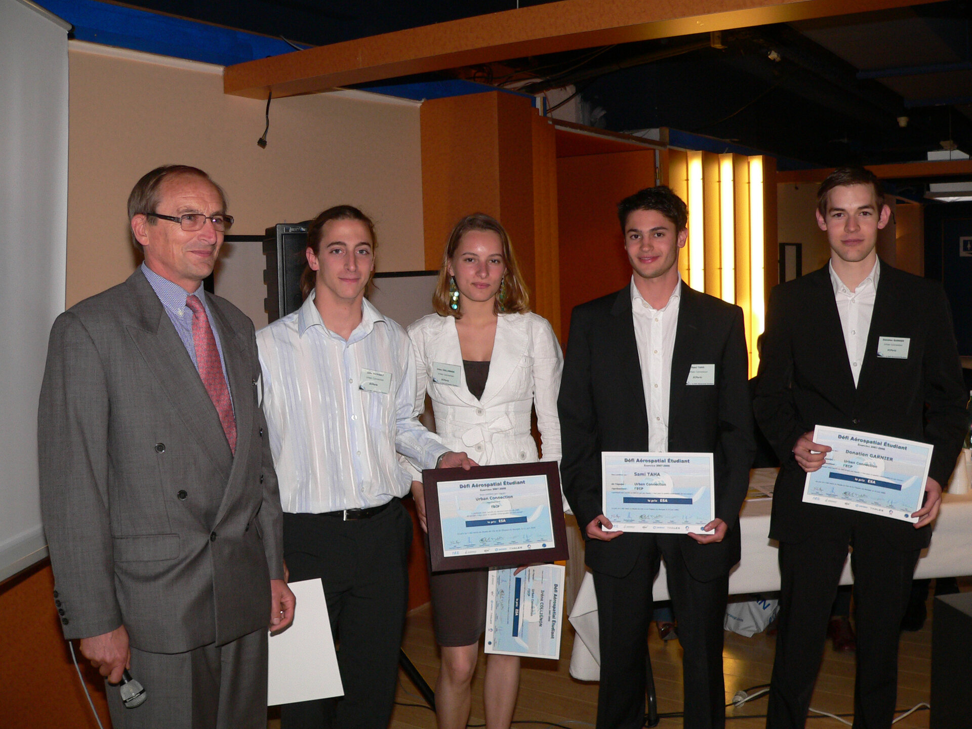 J.-P. Haigneré et les gagnants de l'Ecole Centrale de Paris