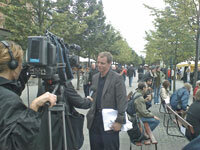 Christer intervjuas i pausen mellan två framträdanden i Kungsträdgården