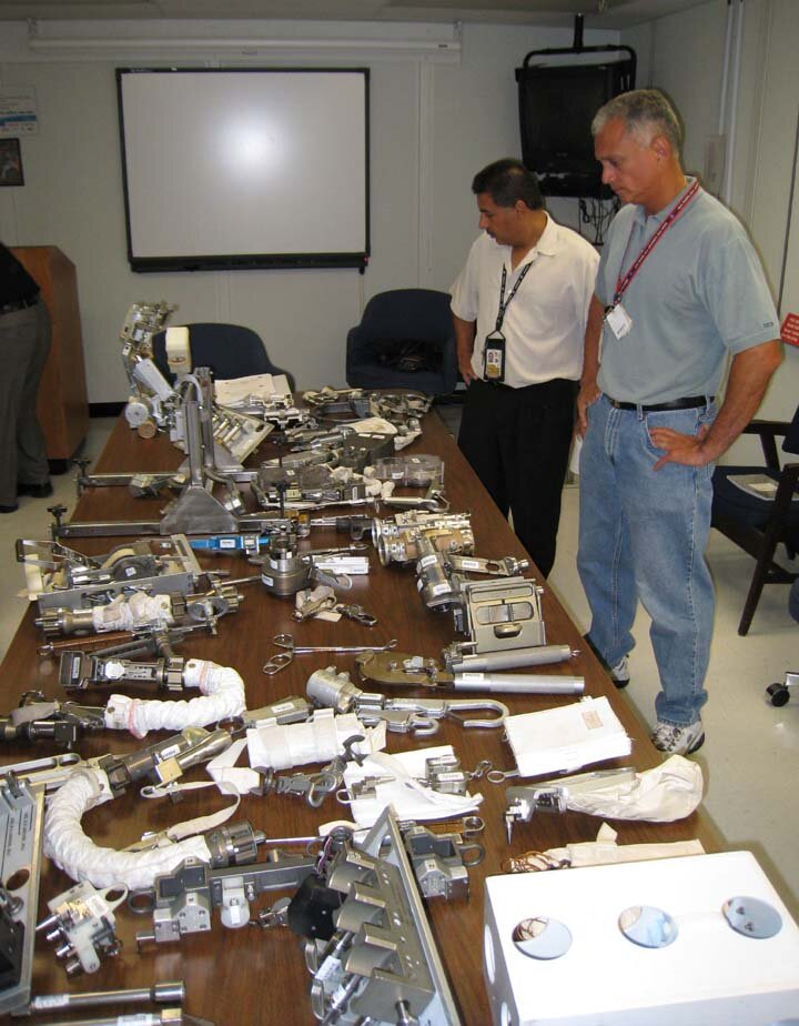 Jose och Danny studerar några av alla de speciella rymdpromenadsverktyg som finns.