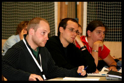 Konzentriert verfolgen die Teilnehmer die Vorträge der Tutoren