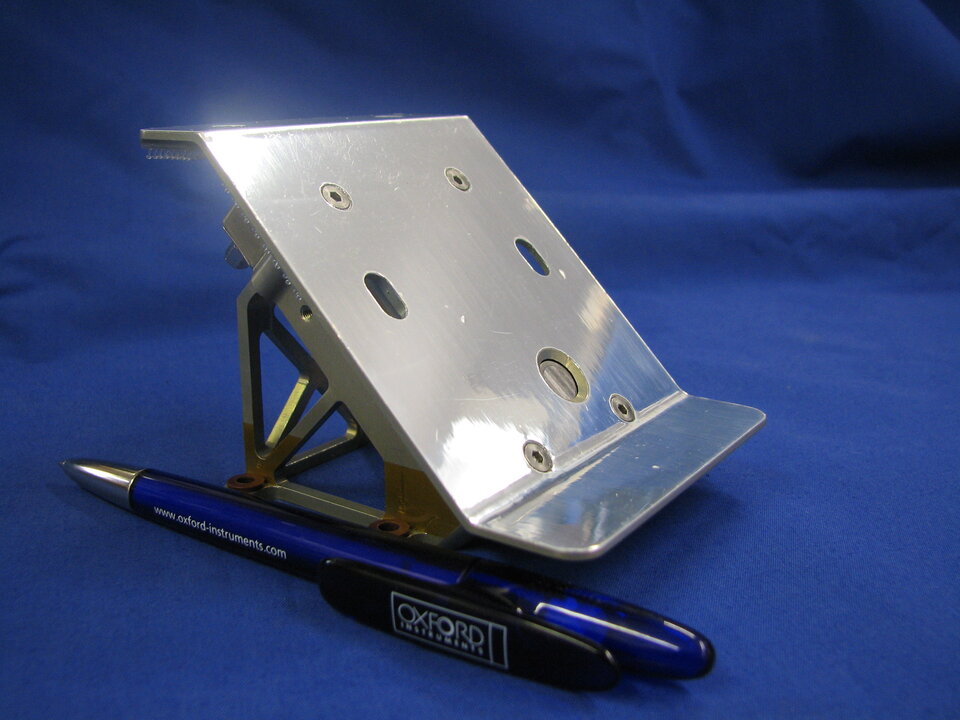 XSM:n havaintolaiteosa ilman päällysteitä. Röntgensensori on pienen keskellä alkaalla olevan reiän alla.