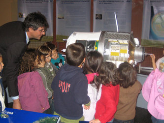 Hervé Côme explique la mission ATV à de tous jeunes enfants