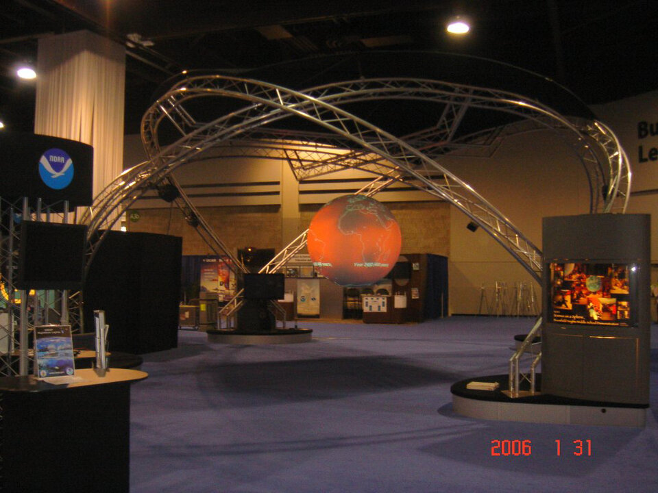 Le dispositif "Science on a Sphere", partenariat CNES/NOAA. Source : NOAA.