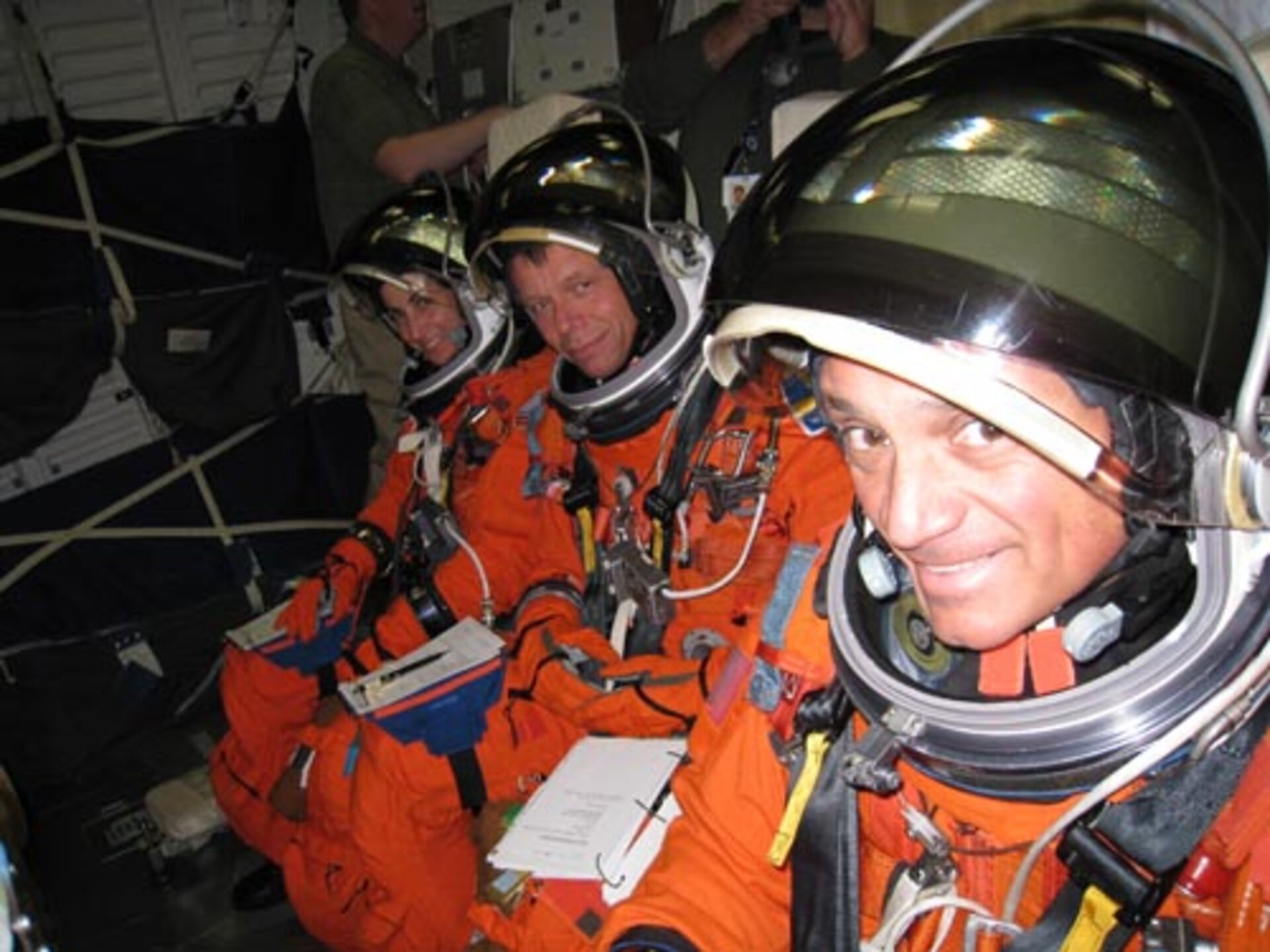 F.h. Danny, jag och Nicole fastspända på mellandäck under en ”Post Insertion” simulering.