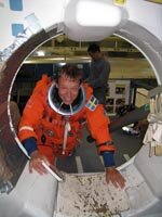 På väg in i rymdfärjemodellen för utrymningsövning.