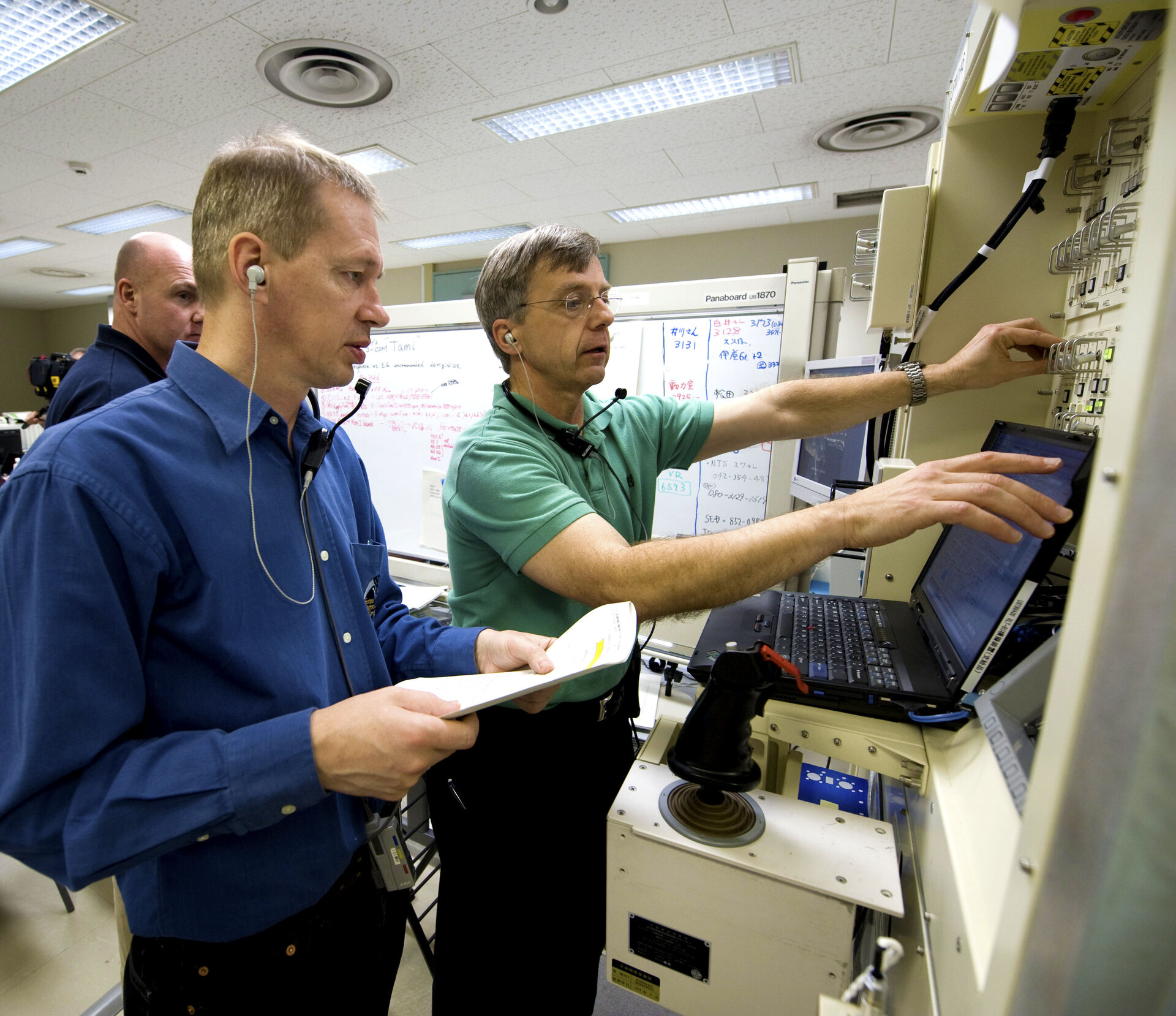 Frank De Winne and Robert Thirsk during training at Tsukuba Space Center