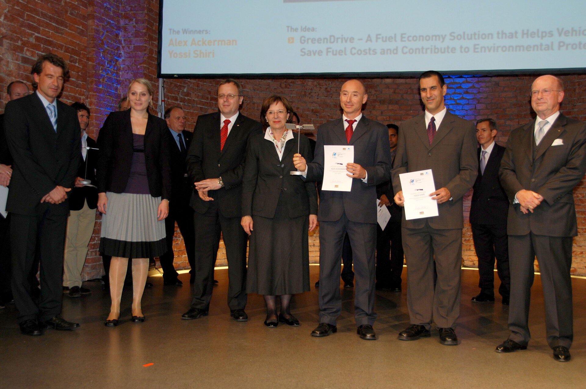 Ackerman og Shiri mottar prisen