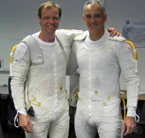 Danny och jag i våra kylunderkläder, klara att hoppa in i rymddräkterna för en dag i poolen.