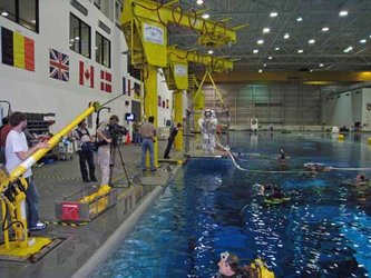 Nicole och Danny (syns inte, bakom Nicole) blir upphissade efter sex timmar i vattnet.