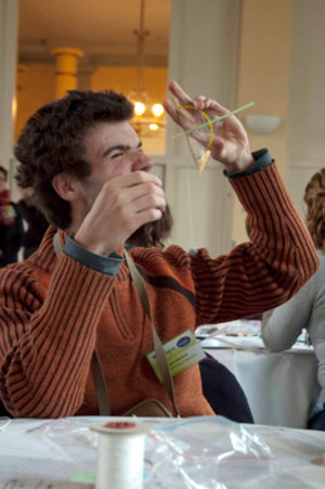 Un professeur fait comprendre le sextant pour la navigation stellaire