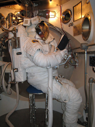 Innan man kan gå ner i tryck (rymddräkten håller 1/3 atmosfär när omgivningen är i vakuum) måste kroppen rensas på kvävgas.