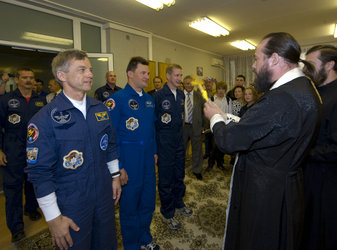 Soyuz TMA-15 crew receive a blessing on launch day