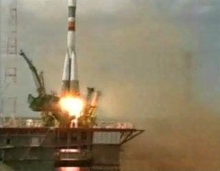 The Soyuz TMA-15 launches from the Baikonur Cosmodrome in Kazakhstan at 12:34 CEST on 27 May 2009
