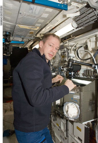 Frank De Winne works with Biolab inside the Columbus laboratory