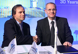 Markus Bertschi stringe la mano a Jean-Yves Le Gall alla firma del contratto