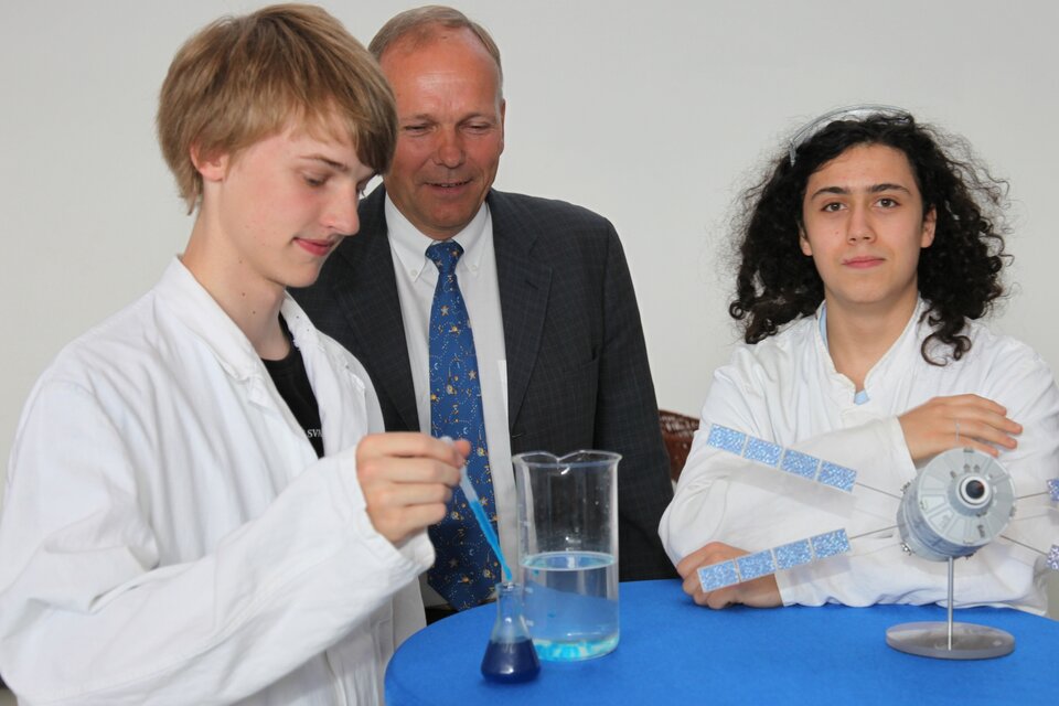 Der deutsche ESA Astronaut Dr. Hans Schlegel mit Schülern