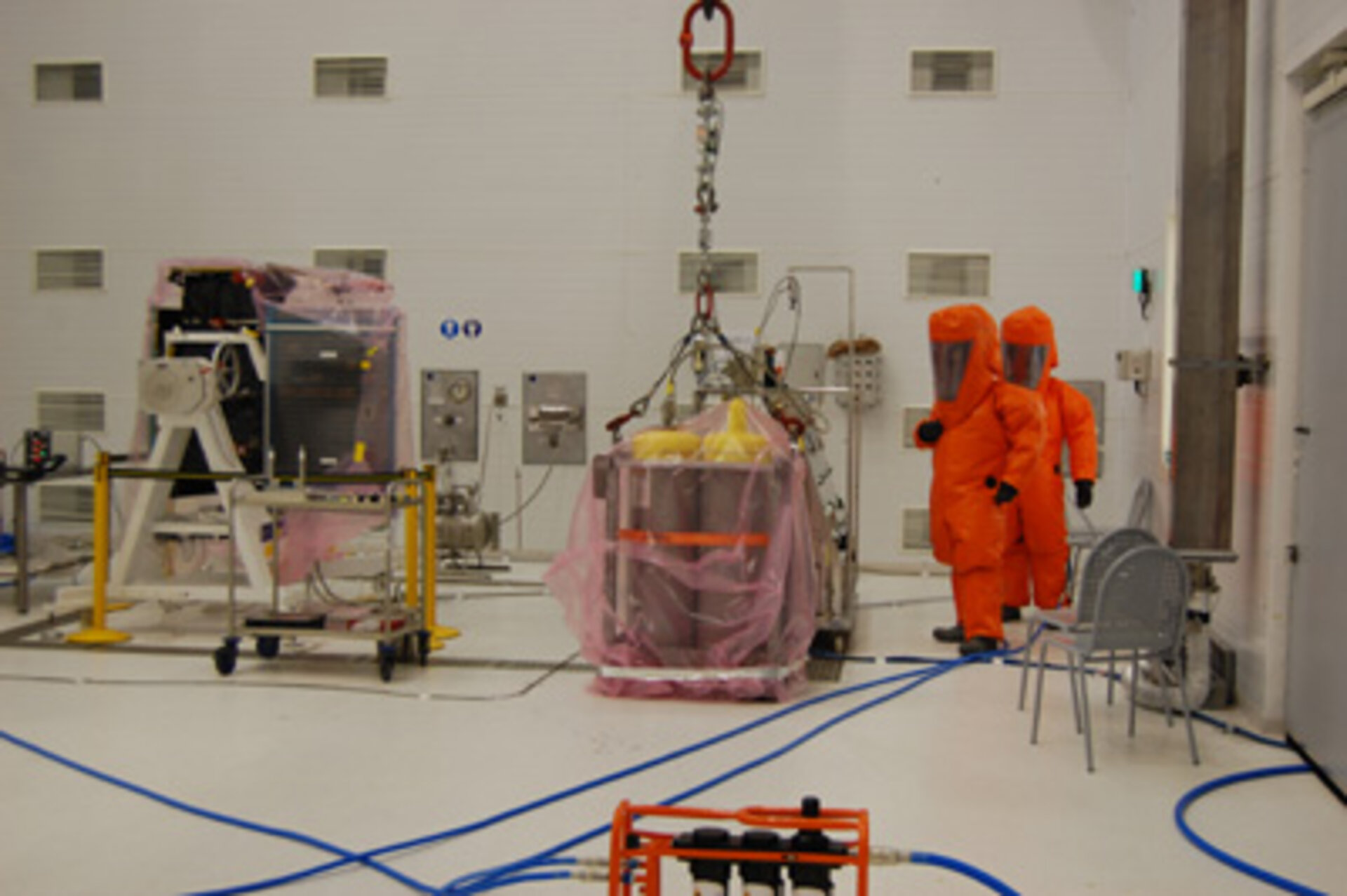 Die Betankung von Satelliten erfordert heute Spezialanzüge