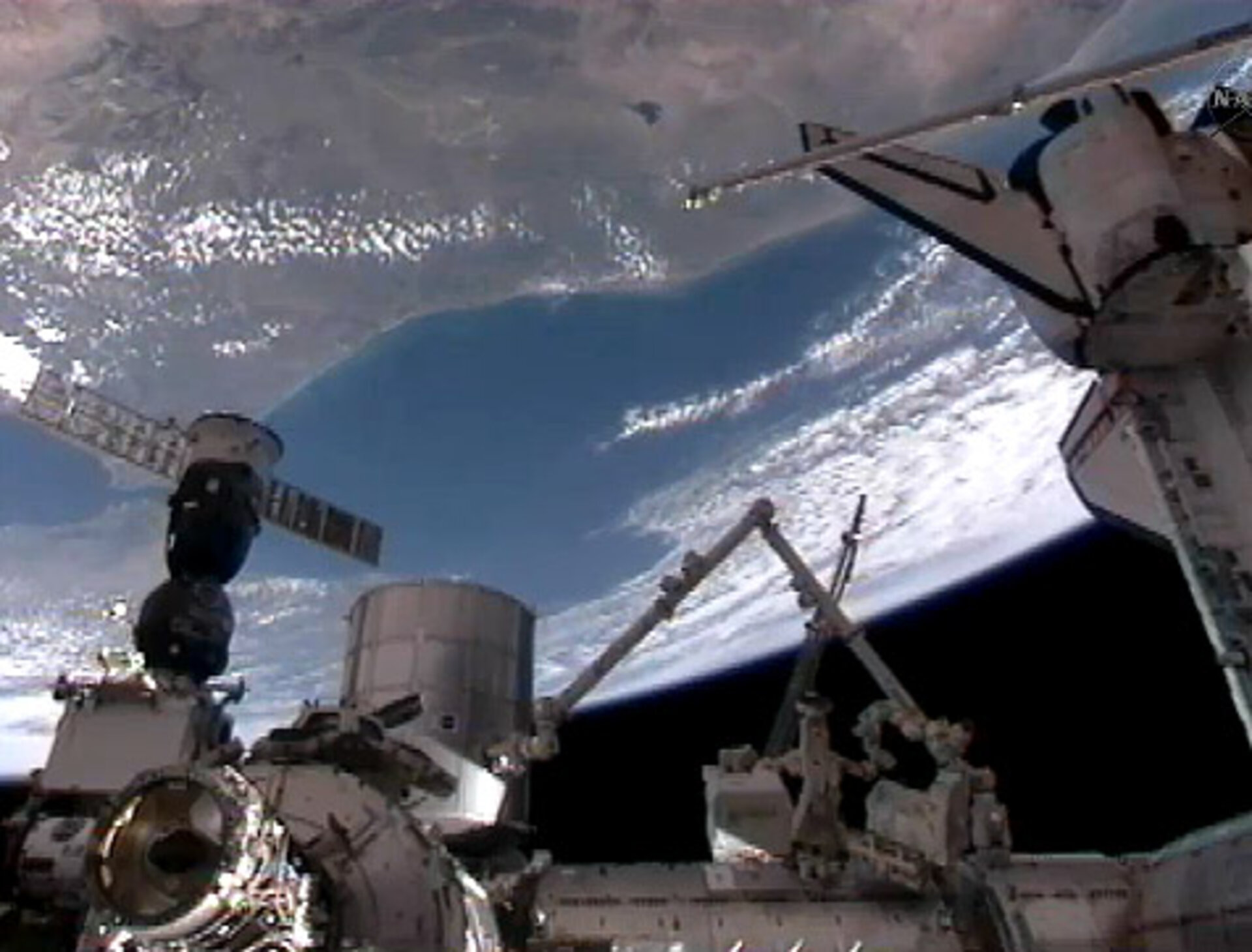 Leonardo fästes på den sida av Unity-noden som är vänd mot jorden. Den färdades till ISS i lastrummet på rymdfärjan Discovery.