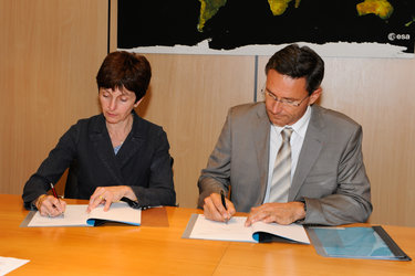 EDRS contract signature