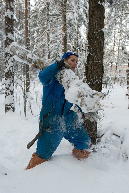 Thomas sbírá dřevo na oheň.