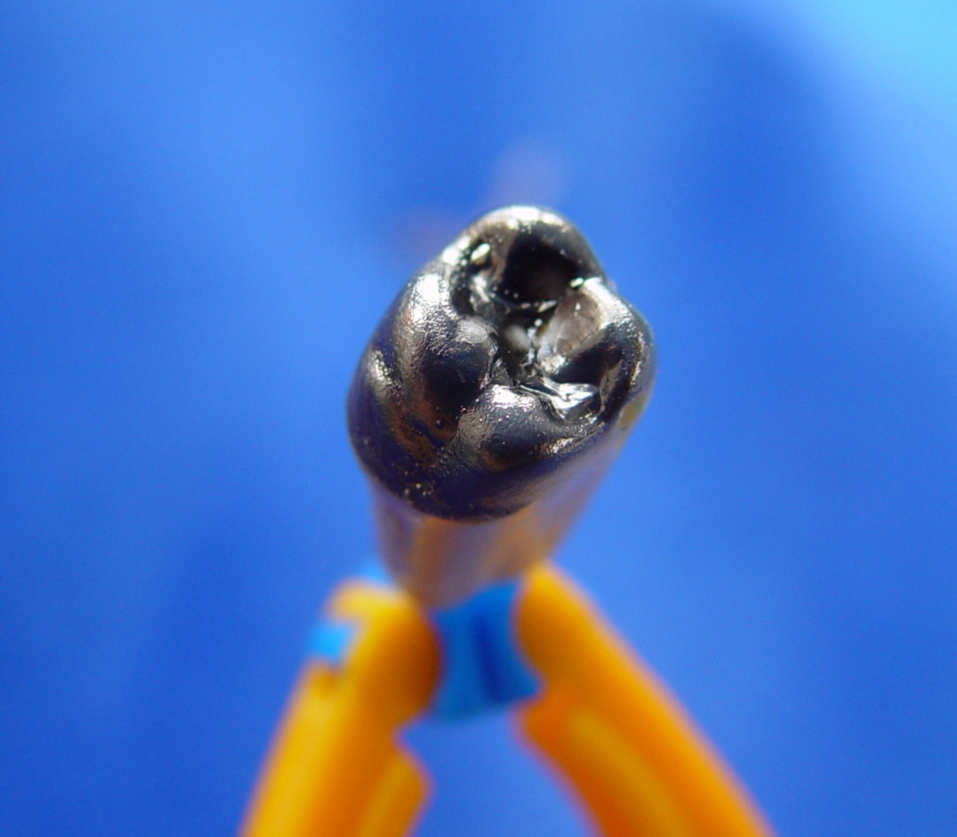 Piezoelectric materials on a tooth