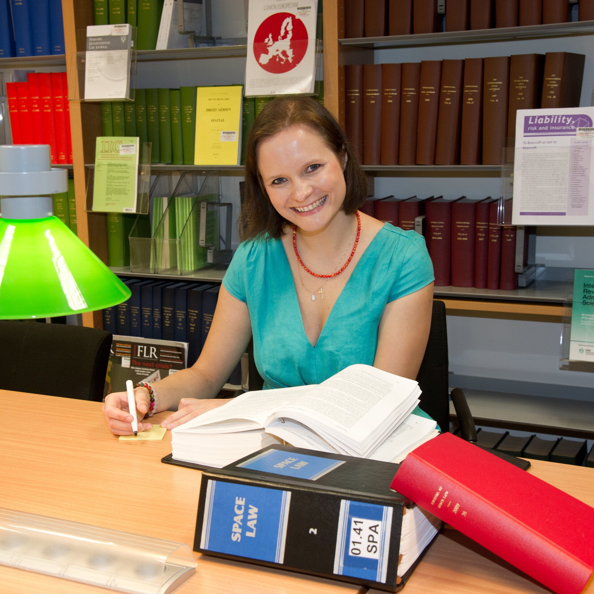 Vesmírní právníci řeší mezinárodní smlouvy a otázky odpovědnosti.