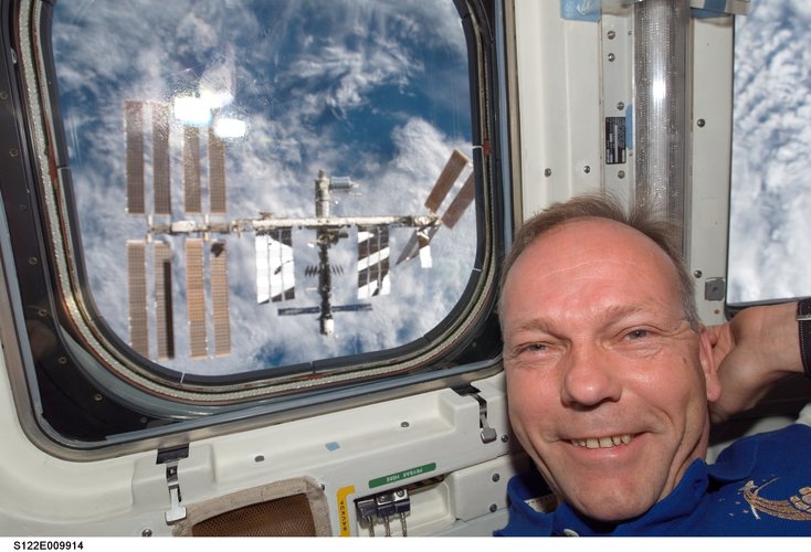 Hans Schlegel leaves the ISS