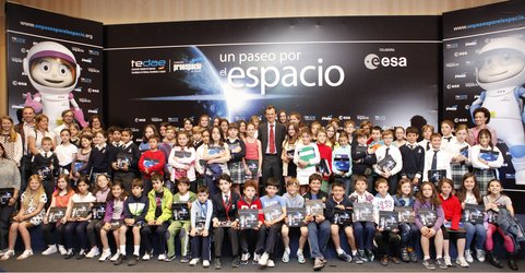 Pedro Duque, astronauta de la ESA con escolares durante el evento
