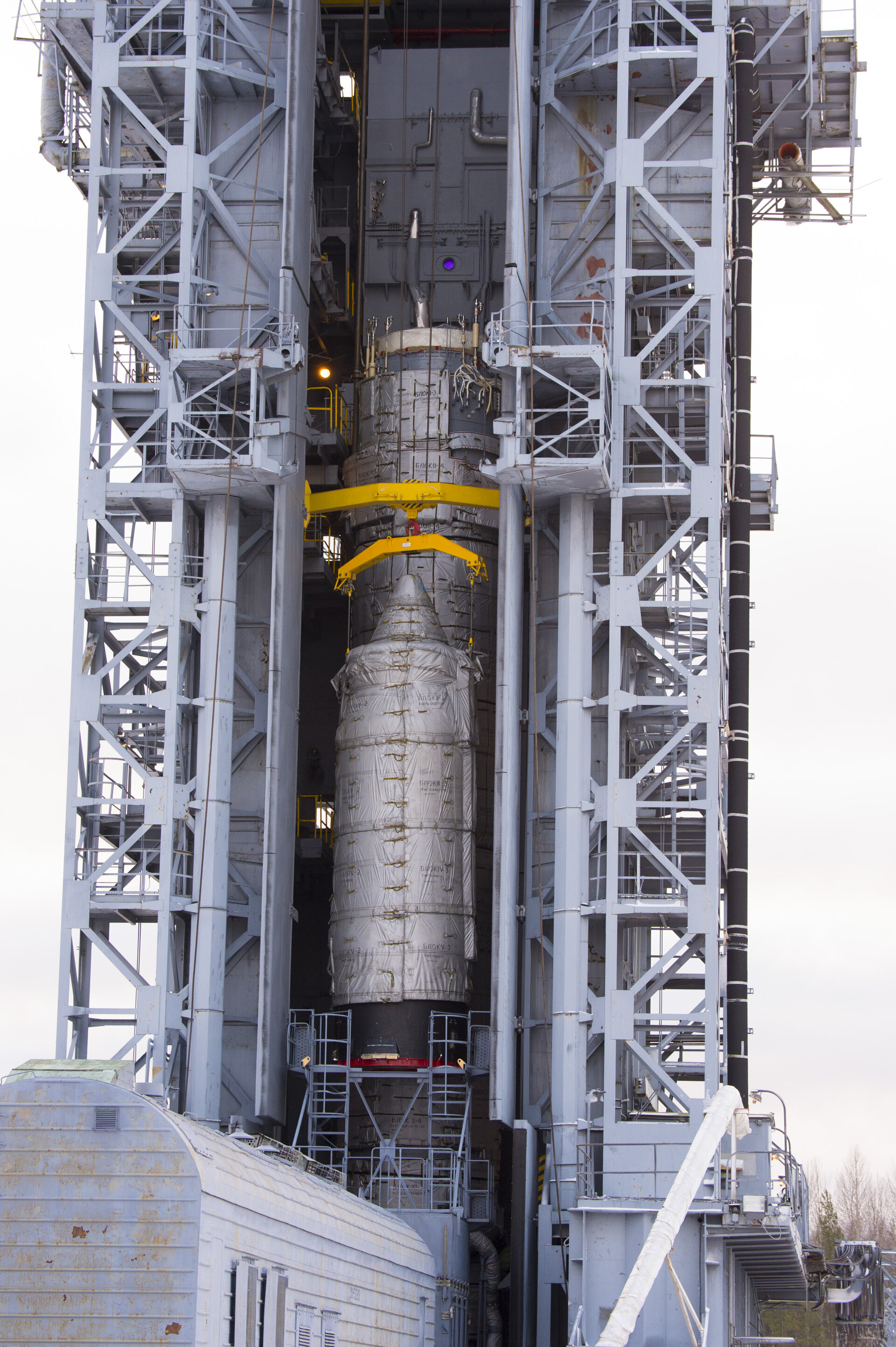 Swarm upper composite hoisted to the top of the service tower 
