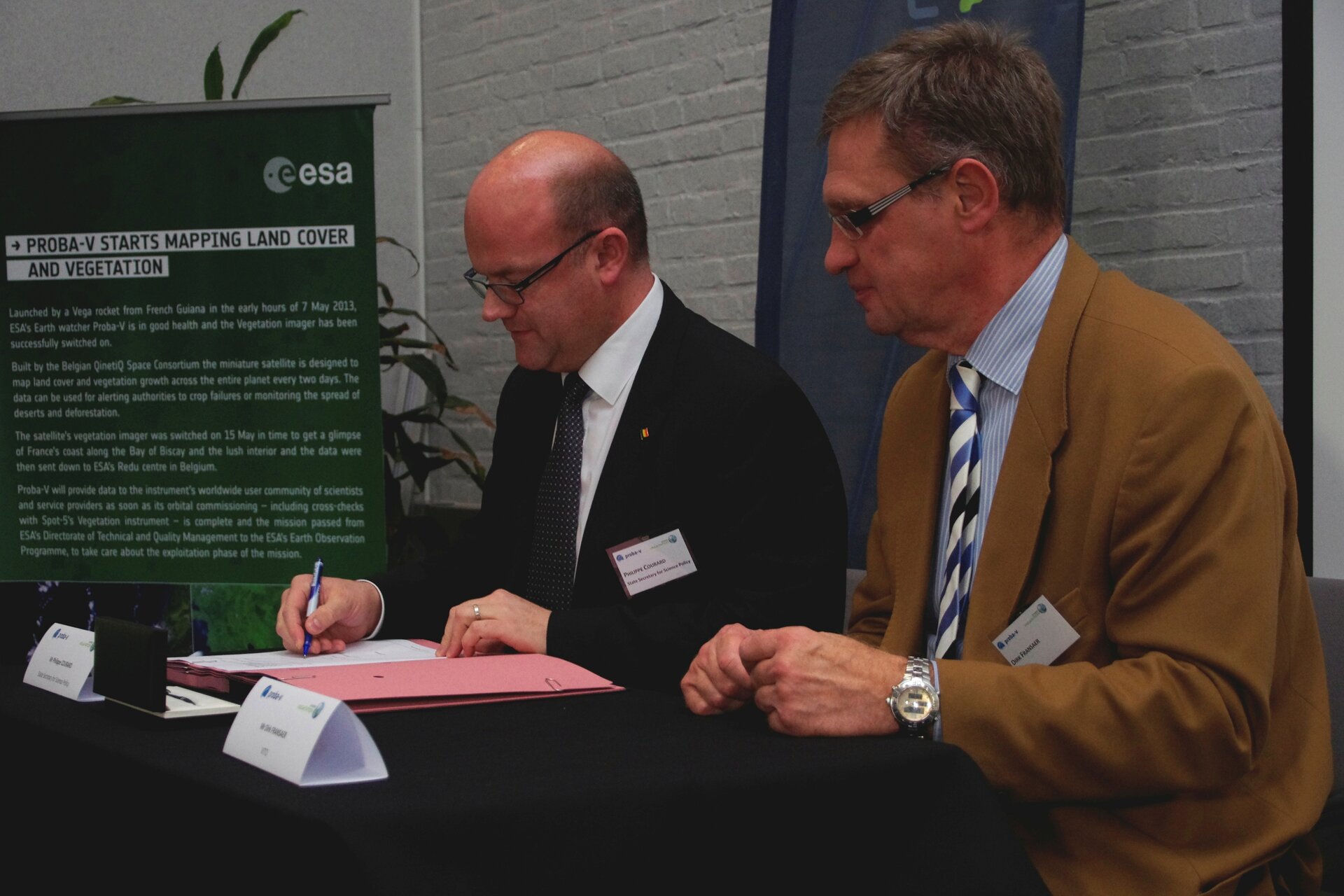 Philippe Courard signing a contract with VITO for Proba-V data