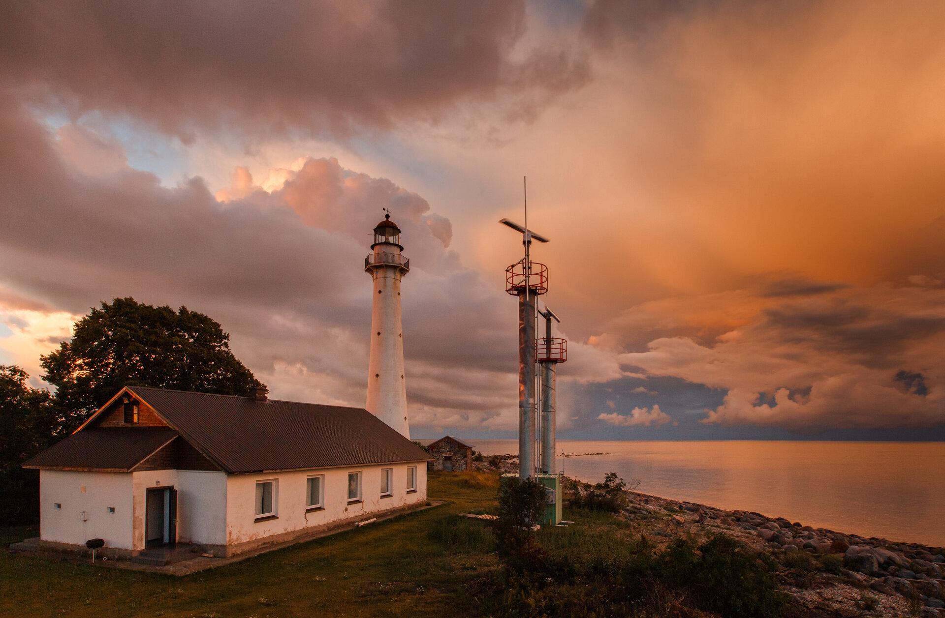 Robin Radar bird strike antenna in the Netherlands.