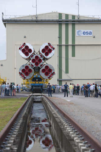 Soyuz VS07 transfer from MIK to launch zone