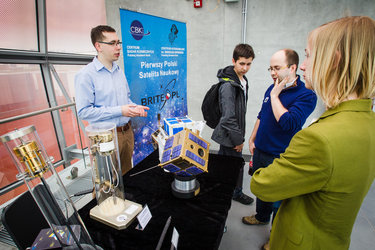 Stoisko CBK PAN prezentujące dorobek polskiego sektora kosmicznego