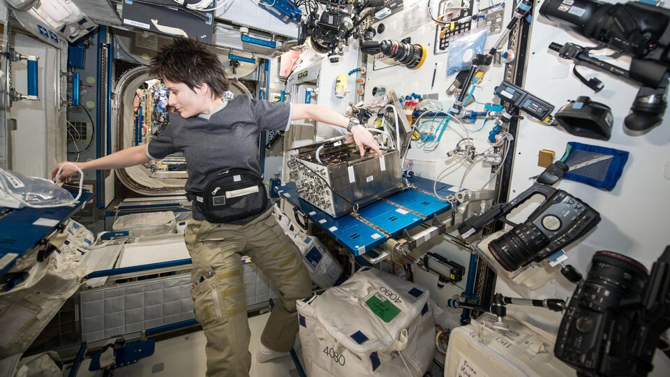 Samantha Cristoforettiová pracuje na experimentu Airway Monitoring