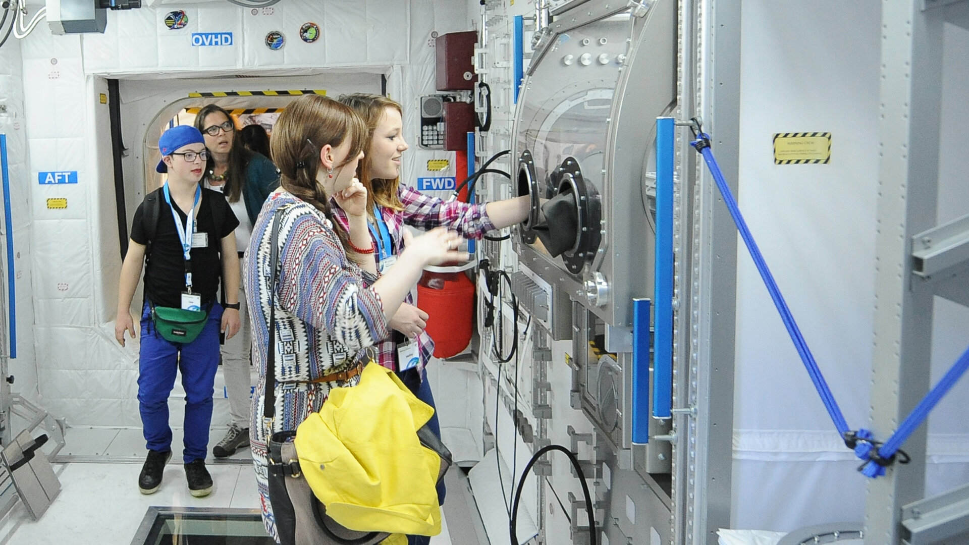 Schülerinnen forschen im Columbus-Modul