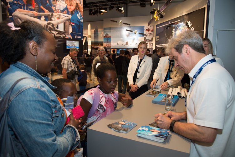 Léopold Eyharts meets the public at the ESA pavilion