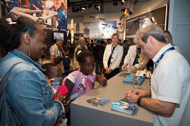 Léopold Eyharts meets the public at the ESA pavilion