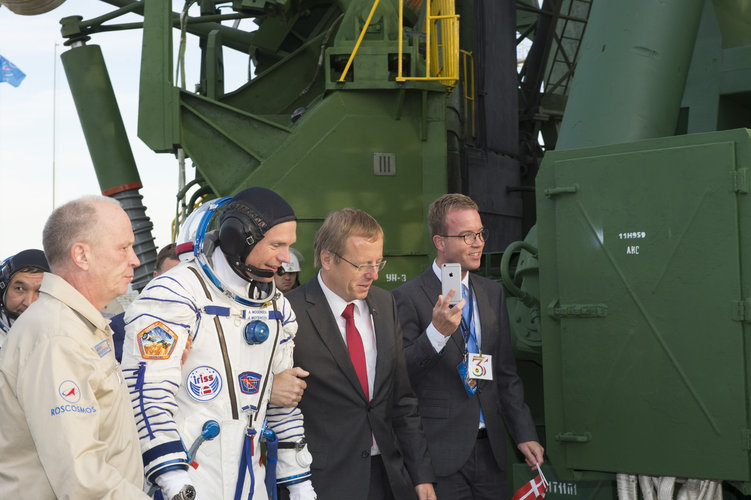 Andreas Mogensen and Jan Wörner walking to the launch pad