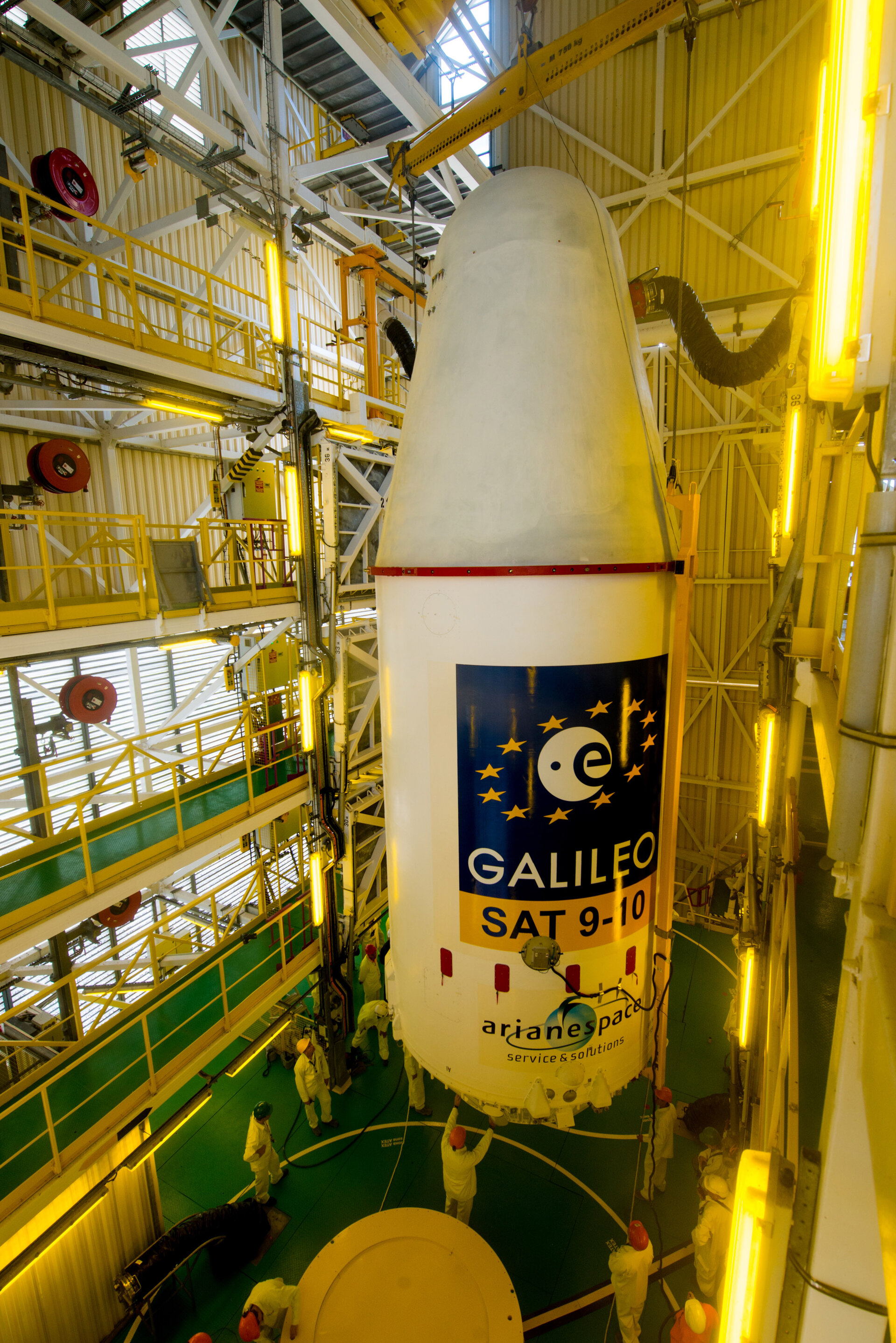 Upper composite being placed on Soyuz