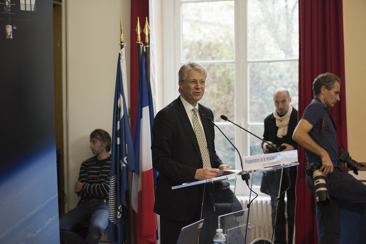 Thomas Reiter at the unveiling of Thomas's mission name and logo
