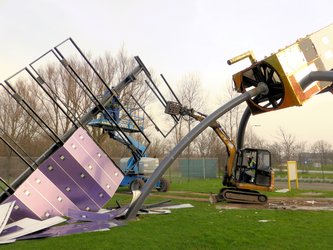 Dismantling Envisat wings