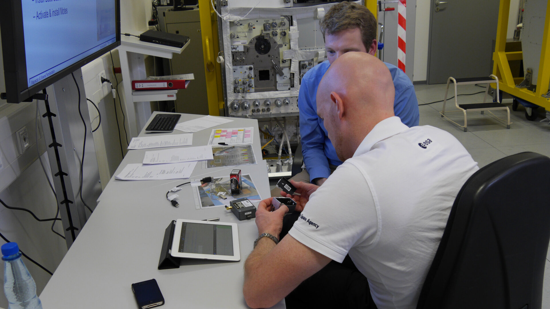 Alexander Gerst wird in die Handhabung eines Sensors von WiSe-Net eingewiesen.