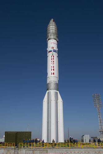 Proton rocket moved into vertical position