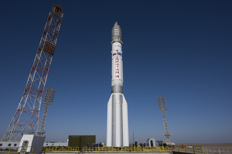 Proton rocket moved into vertical position
