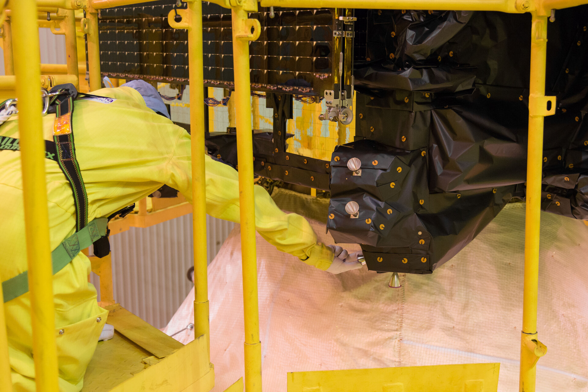 Retirada de los protectores de los motores del satélite TGO, antes de quedar encapsulado bajo la carena.